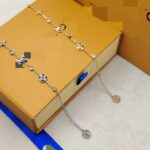 سوار فاخر بتصميم مستوحى من لويس فيتون LV مع الملحقات
