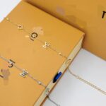 سوار فاخر بتصميم مستوحى من لويس فيتون LV مع الملحقات
