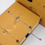 سوار فاخر بتصميم مستوحى من لويس فيتون LV مع الملحقات