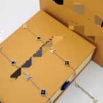 سوار فاخر بتصميم مستوحى من لويس فيتون LV مع الملحقات